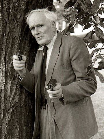 360px Desmond Llewelyn