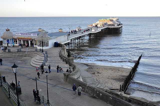 640px Cromer Pier, Cromer, Norfolk, England 2Jan2012
