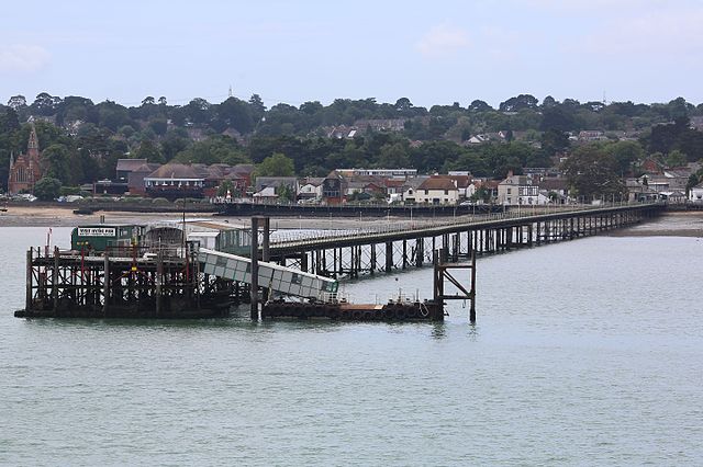 640px Hythe pier from a red funnel ferry