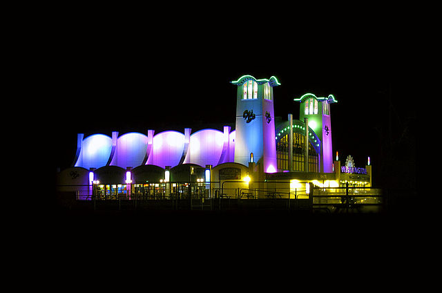 640px Wellington Pier at night