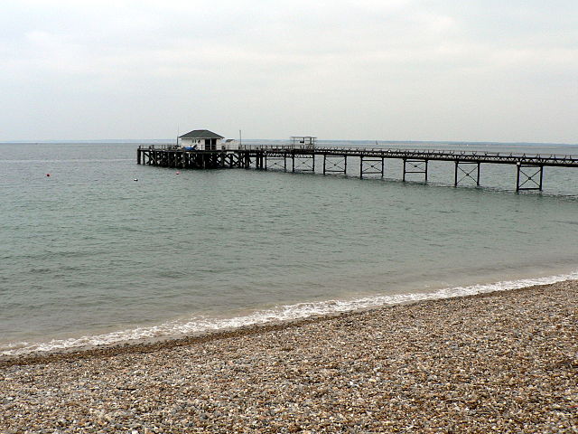 640px Totland Pier in May